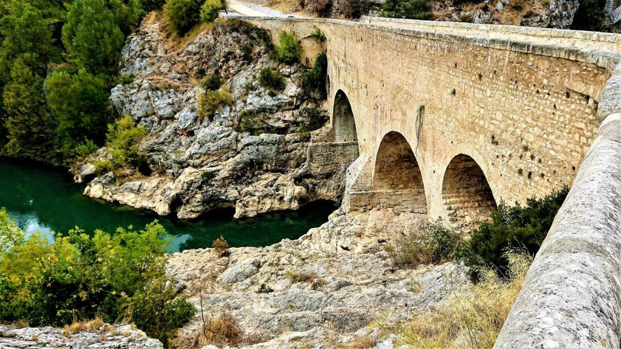 Les Studios De St Guilhem Saint-Guilhem-le-Desert Exteriör bild